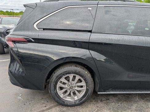 Used 2025 Toyota Sienna LE AWD/4WD image 8