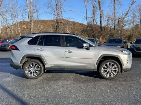 Used 2021 Toyota RAV4 XLE Premium image 30