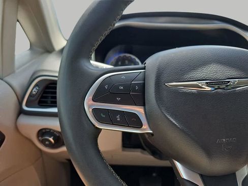 Used 2023 Chrysler Pacifica Touring-L FWD image 24