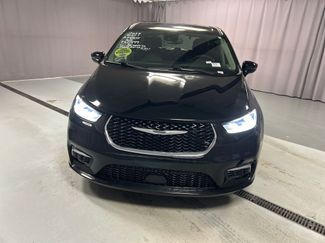 Used 2024 Chrysler Pacifica Touring-L video 2