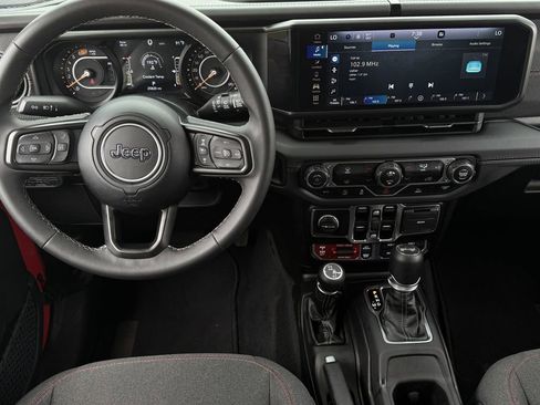 Used 2025 Jeep Wrangler Unlimited Rubicon AWD/4WD image 11