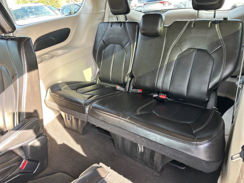 Used 2024 Chrysler Pacifica Touring-L image 19