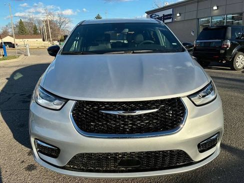 Used 2026 Chrysler Pacifica Select image 2