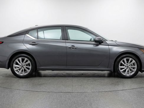 Used 2025 Nissan Altima 2.5 SV image 11