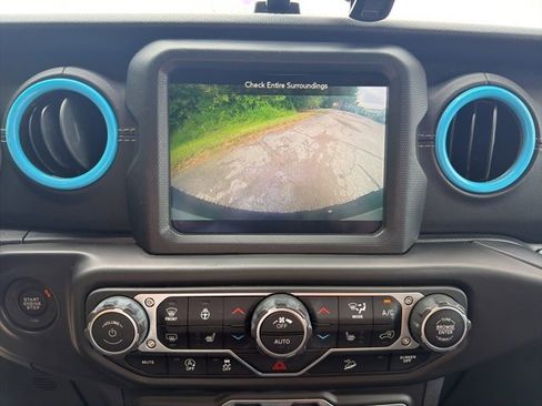 Used 2018 Jeep Wrangler Unlimited Sahara image 12