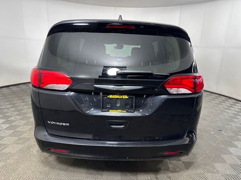 Used 2023 Chrysler Voyager LX image 4
