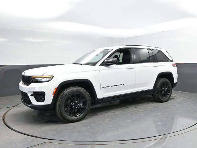 Used 2024 Jeep Grand Cherokee Altitude AWD/4WD image 8