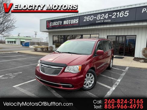 Used 2016 Chrysler Town & Country Touring image 1