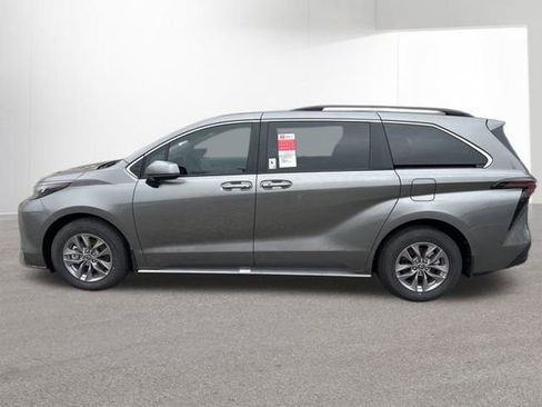 Used 2026 Toyota Sienna XLE image 11