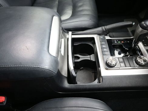 Used 2016 Toyota Land Cruiser image 30