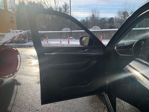 Used 2023 Jeep Grand Cherokee L Limited w/ Luxury Tech Group II image 18