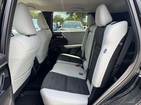 New 2025 Mitsubishi Outlander SE image 15