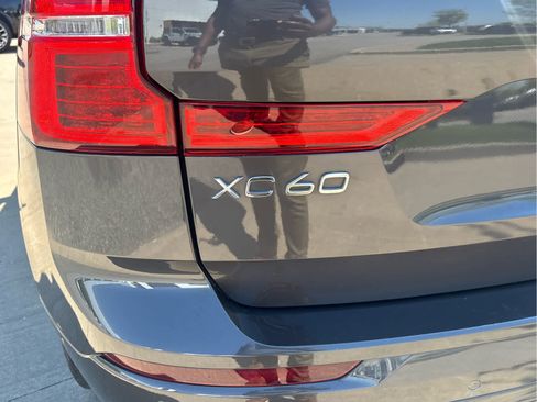 Used 2023 Volvo XC60 B5 Plus AWD/4WD image 9