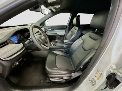 Used 2024 Jeep Compass Latitude AWD/4WD image 13