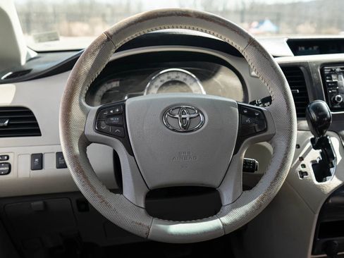 Used 2014 Toyota Sienna SE FWD image 30