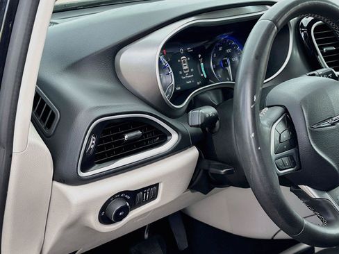 Used 2023 Chrysler Pacifica Touring-L FWD image 10