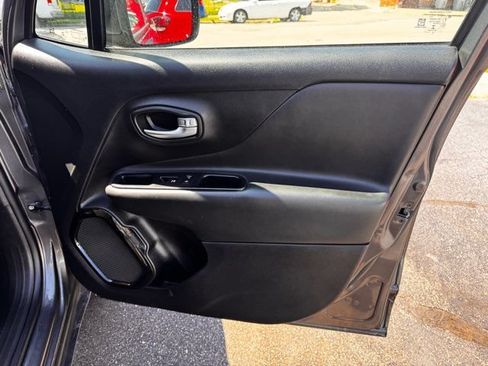 Used 2017 Jeep Renegade Altitude FWD image 31