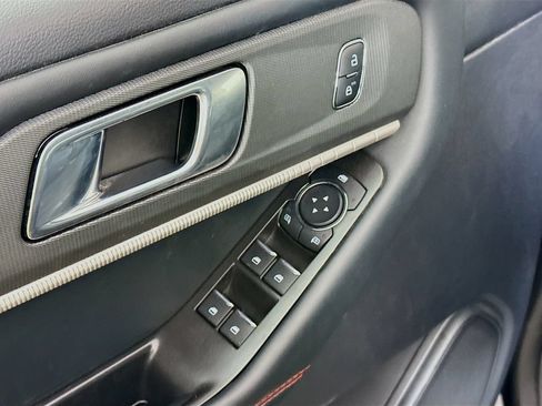 Used 2025 Ford Explorer ST-Line w/ ST-Line Street Pack AWD/4WD image 19