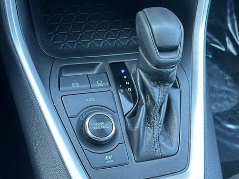 Used 2022 Toyota RAV4 LE image 18