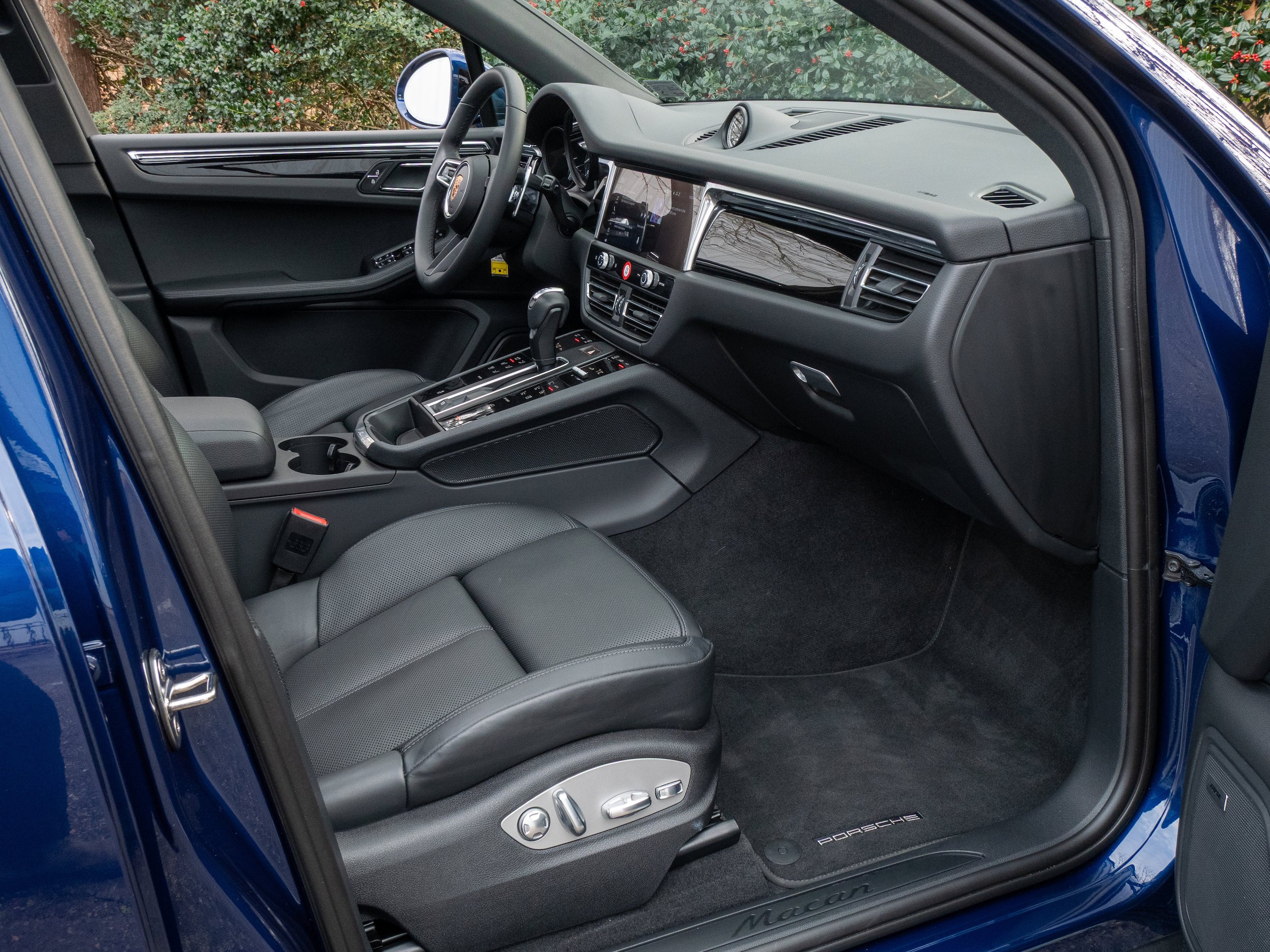 Certified 2025 Porsche Macan AWD/4WD image 34