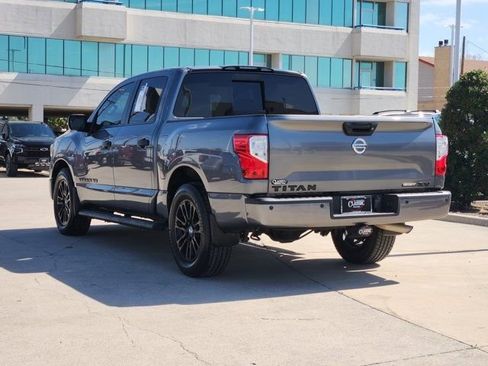Used 2018 Nissan Titan SV w/ SV Convenience Package image 4