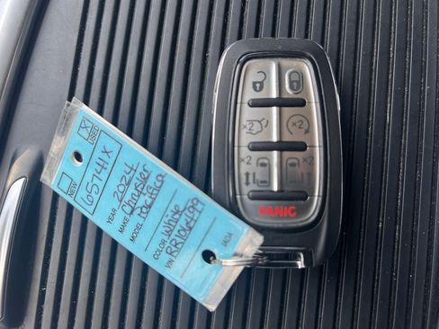 Used 2024 Chrysler Pacifica Touring-L FWD image 32