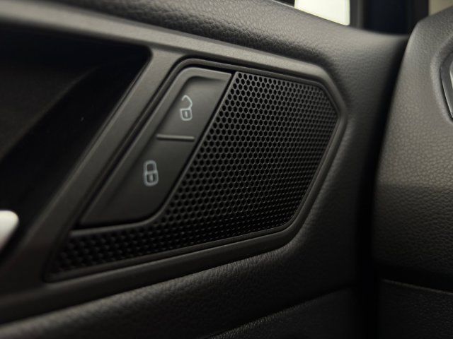 Used 2020 Volkswagen Tiguan SEL AWD/4WD image 27