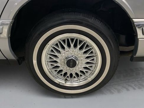 Used 1994 Lincoln Town Car Signature RWD image 17