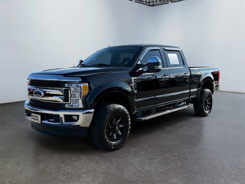 Used 2017 Ford F250 XLT w/ XLT Premium Package image 7