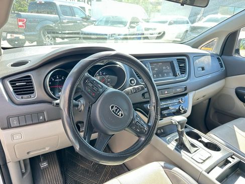 Used 2017 Kia Sedona LX w/ LX Essentials Premium Package image 7
