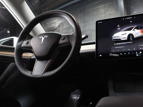 Used 2023 Tesla Model Y Long Range AWD/4WD image 25