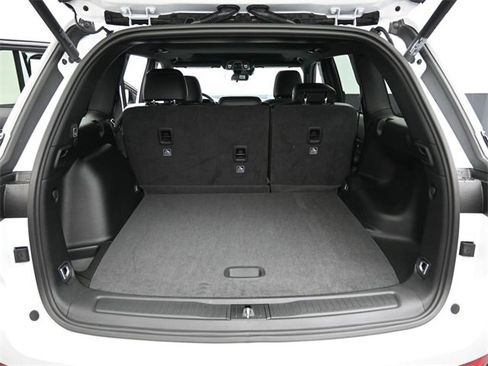 New 2025 Jeep Grand Cherokee Altitude image 17