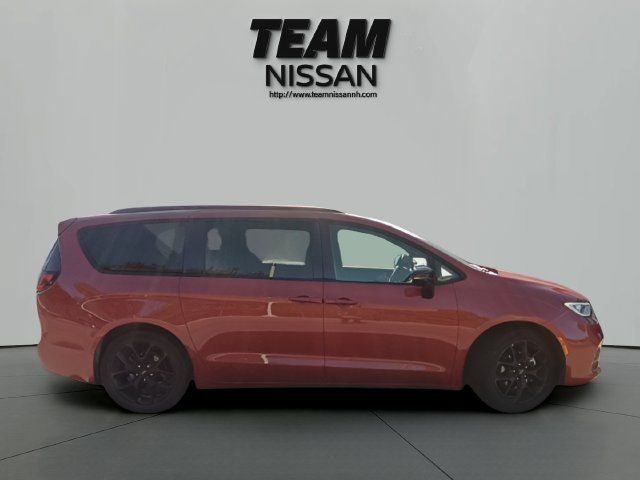 Used 2025 Chrysler Pacifica Limited FWD image 6