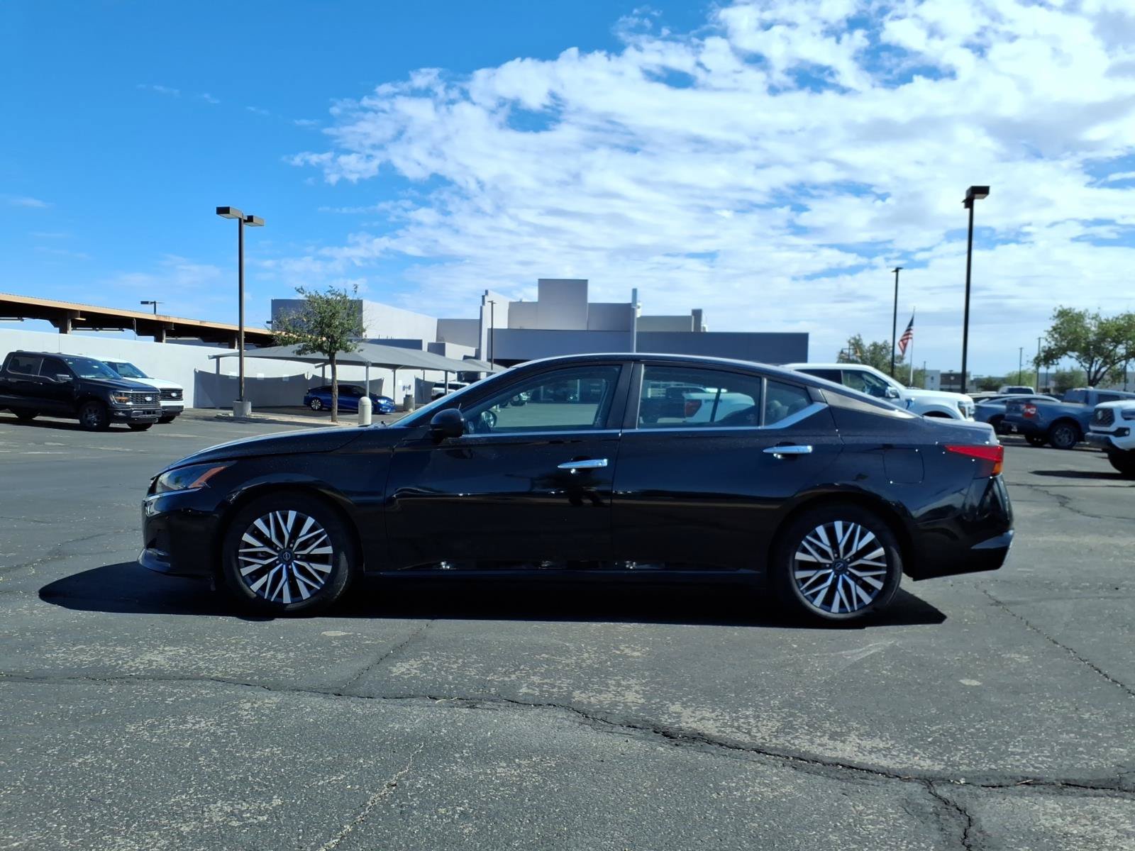 Used 2025 Nissan Altima 2.5 SV FWD image 2