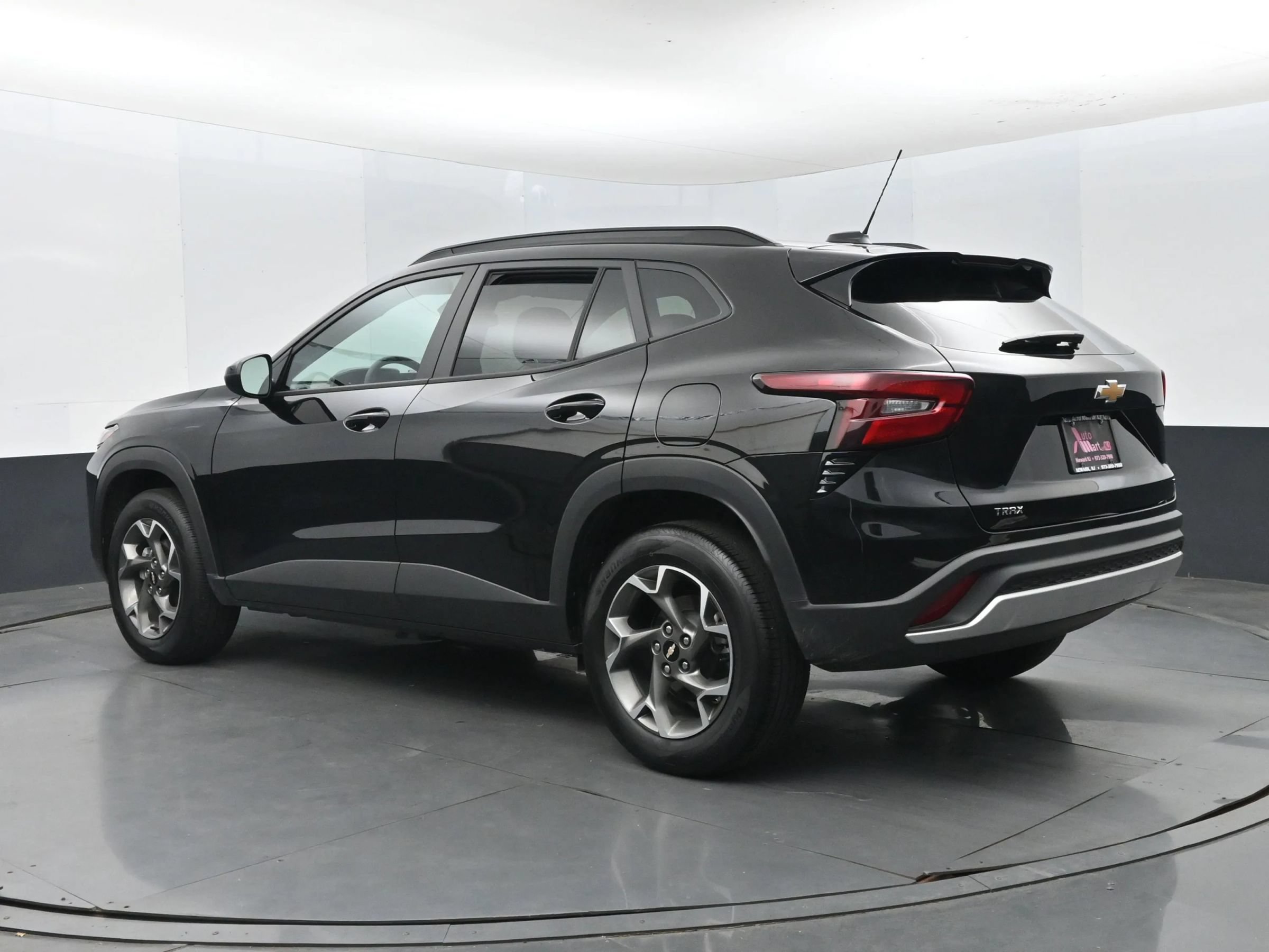 Used 2026 Chevrolet Trax LT FWD image 9