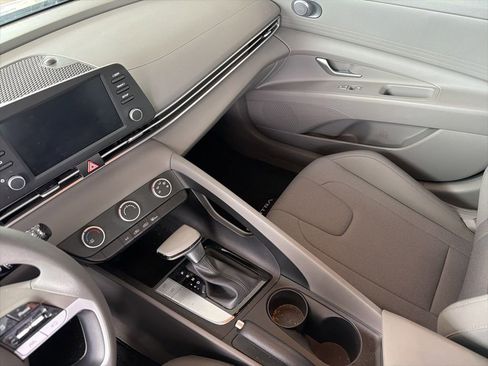 Certified 2023 Hyundai Elantra SE FWD image 18