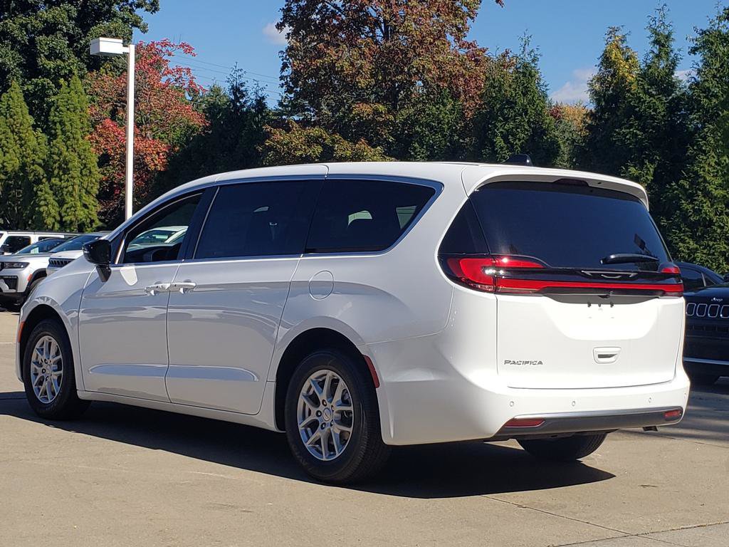 New 2027 Chrysler Pacifica Select FWD image 3