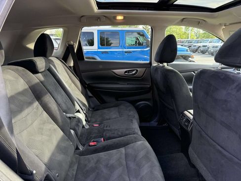 Used 2015 Nissan Rogue SV w/ SV Premium Package AWD/4WD image 16