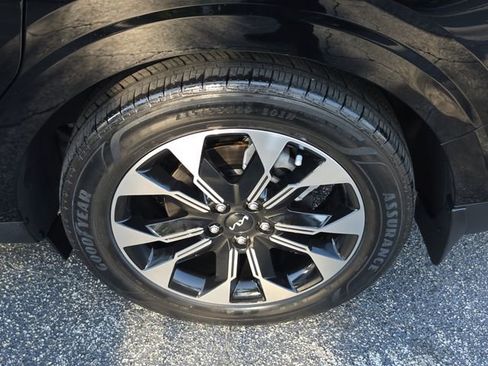 Used 2024 Kia Carnival EX FWD image 7
