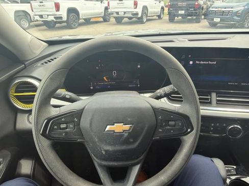 Used 2025 Chevrolet Trax LT FWD image 42