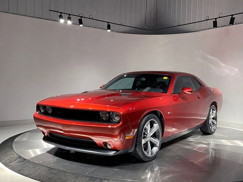 Used 2014 Dodge Challenger SXT image 5