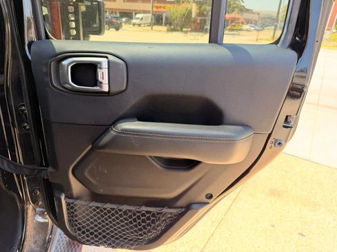Used 2019 Jeep Wrangler Unlimited Sahara AWD/4WD image 18