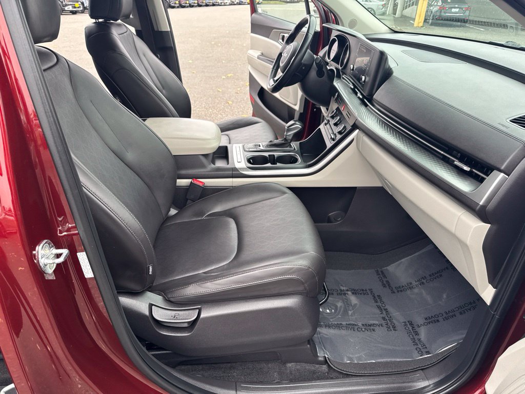 Certified 2022 Kia Carnival LX FWD image 18