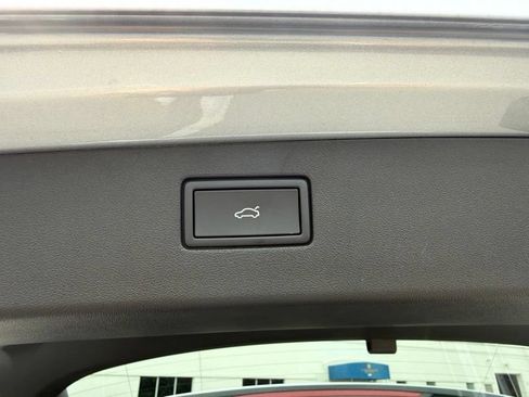 Used 2025 Volkswagen Tiguan SE AWD/4WD image 15