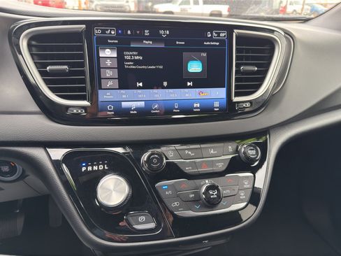 Used 2026 Chrysler Pacifica Select image 19