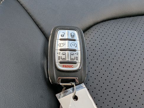 Used 2024 Chrysler Pacifica Limited FWD image 35