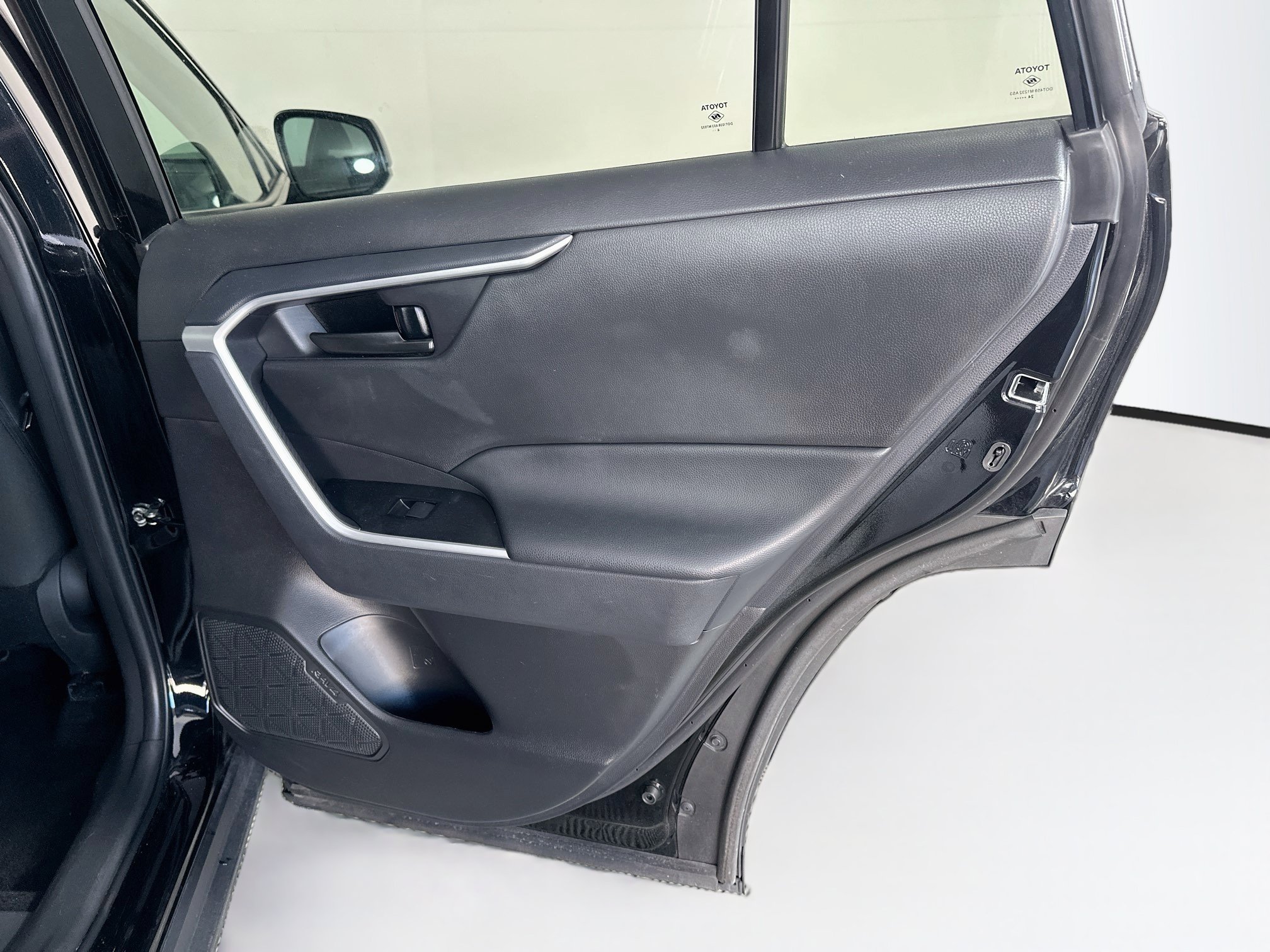 Used 2025 Toyota RAV4 LE AWD/4WD image 30