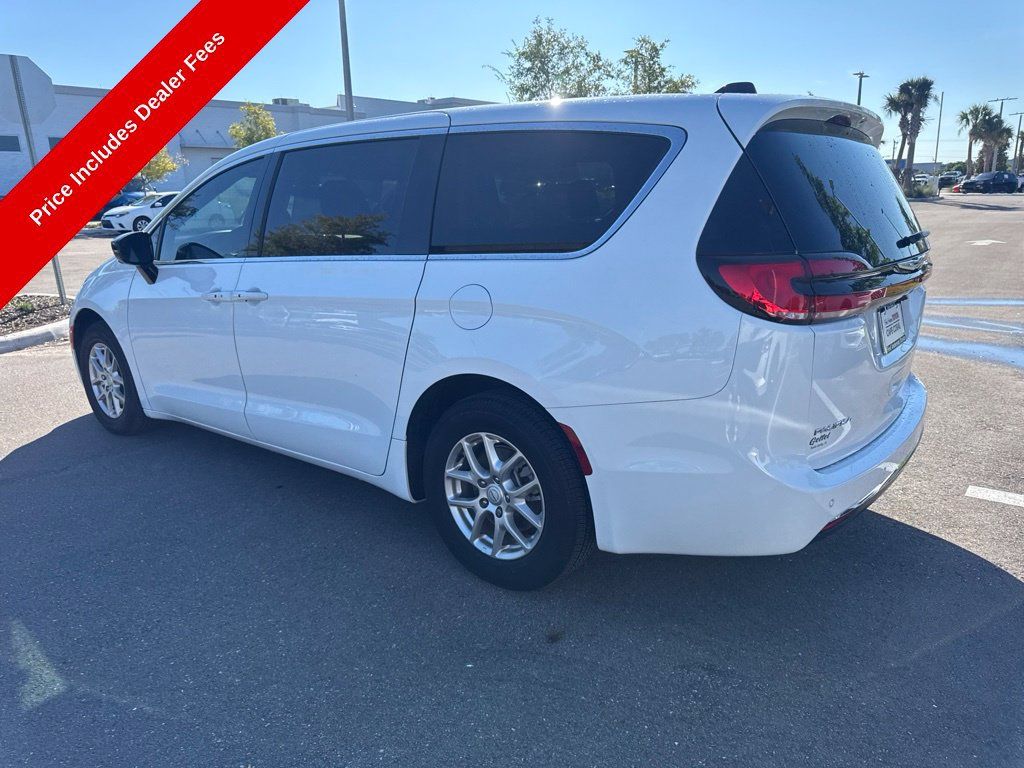 Used 2026 Chrysler Pacifica Select FWD image 4