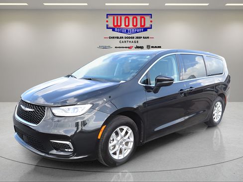 Used 2023 Chrysler Pacifica Touring-L FWD image 7