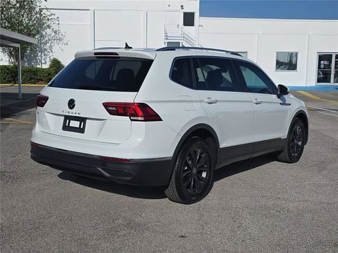 Used 2024 Volkswagen Tiguan SE w/ Panoramic Sunroof Package image 3
